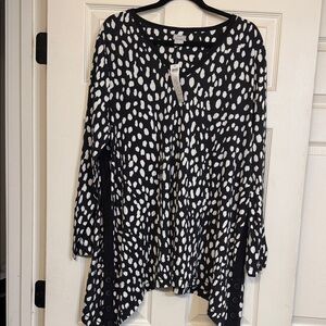 Chico's Black and White Patterned Tunic Size 4.
